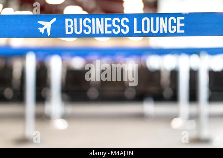 Business lounge presso l'aeroporto. Vip area di attesa in corrispondenza del terminale con posti a sedere in una fila. Aeroporto di sala di attesa in corrispondenza del terminale. Banco vuoto al cancello. Foto Stock