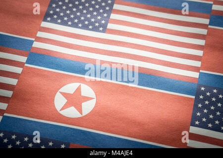 Bandiera degli Stati Uniti d'America (USA) e la Corea del Nord su una stropicciata carta ruvida consistenza. Foto Stock