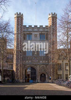 Trinity College Porta Grande, Cambridge, Regno Unito, 12 febbraio 2018 costruito nel sedicesimo secolo si mostra molte belle sculture ornate e figurine compresi uno di ha Foto Stock