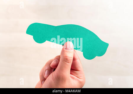 Vendita di auto o di prestito, assicurazione auto, scuola guida o ispezione del veicolo e check up concetto. Acquisto di nuovo o usato automobile. Mano che tiene un cartone. Foto Stock