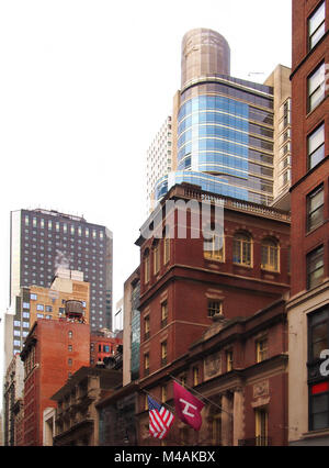 New York , New York, Stati Uniti d'America. Febbraio 1, 2018. Vista al di sopra 42nd Street nel centro di Manhattan, New York Foto Stock