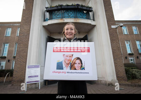 Holly Fishwick offre una petizione al Windsor e Maidenhead consiglio, in Maidenhead, chiedendo loro di smettere di rimozione di traversine ruvida da Windsor centro città prima del matrimonio del principe Harry e Meghan Markle. Foto Stock