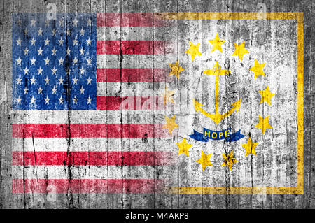 Stati Uniti d'America e Rhode Island bandiera sul muro di cemento Foto Stock