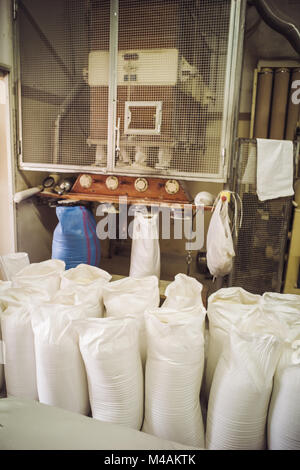 Produzione di vera farina di grano in un antico mulino in Erchie, Puglia Foto Stock