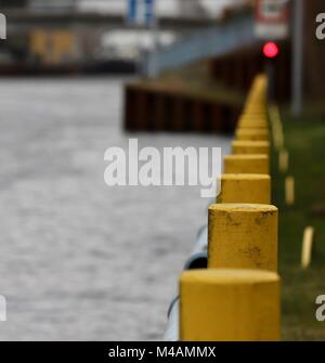 Fila di colonnine giallo sulle rive del fiume Sprea a Berlino. Foto Stock