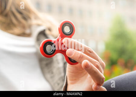 Donna o ragazza con red agitano: spinner in mano su una soleggiata giornata estiva. Foto Stock