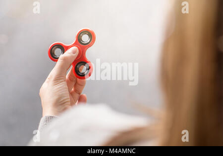 Donna o ragazza con red agitano: spinner in mano su una soleggiata giornata d'estate in città. Foto Stock