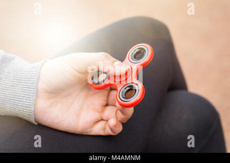 Donna o ragazza con red agitano: spinner in mano su una soleggiata giornata estiva. Foto Stock