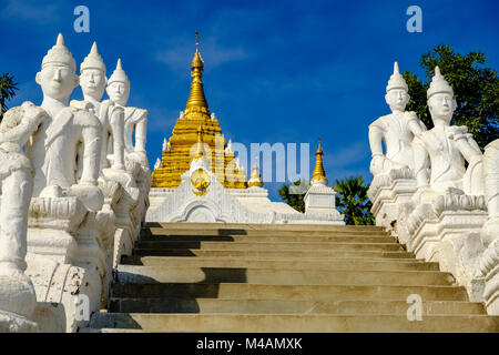 White statue di Buddha sono che fiancheggiano le scale fino al golden Settawya Paya Pagoda in Mingun Foto Stock