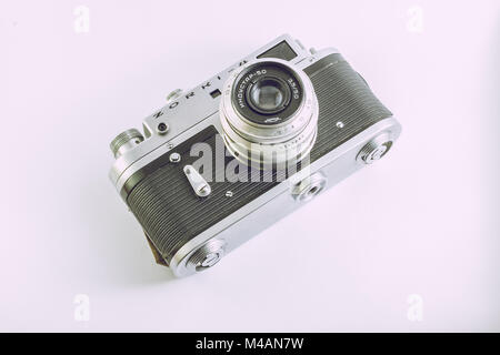 Vecchia fotocamera in alluminio. Realizzati in 60s, 70s. Realizzato in URSS. Retrò e classico film fotocamera. Foto Stock