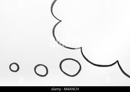 Il pensiero di cloud e pensare discorso bolla balloon disegnati a mano su carta. Foto Stock