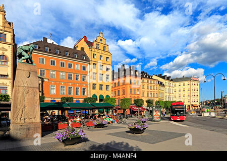 Stoccolma / Svezia - 2013/08/01: quartiere della città vecchia - Kornhamnstorg street in nel distretto Gamla Stan Foto Stock