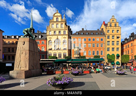 Stoccolma / Svezia - 2013/08/01: quartiere della città vecchia - Kornhamnstorg street in nel distretto Gamla Stan Foto Stock