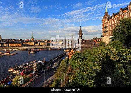 Stoccolma / Svezia - 2013/08/01: città vecchia Gamla Stan con il municipio e il Centralbron bridge Foto Stock