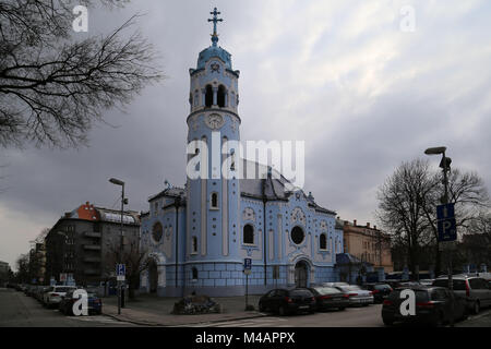 Chiesa blu nel centro di Bratislava - capitale della Repubblica slovacca. Chiesa di Chiesa di Santa Elisabetta Foto Stock