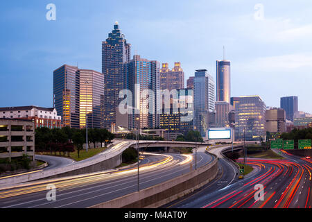 Sfocate luci auto sulla superstrada a downtown Atlanta, Georgia, Stati Uniti d'America Foto Stock