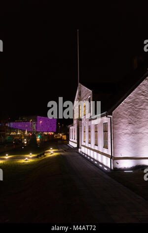 In Islanda il governo House (a.k.a. Casa mobile, Stjornarrad) a Reykjavik di notte con Harpa Reykjavik Concert Hall in background Foto Stock