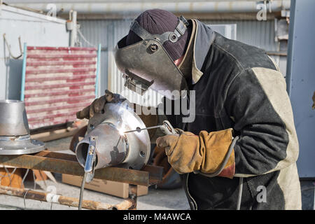 Lavori di saldatura per la produzione di unità e parti di condutture Foto Stock