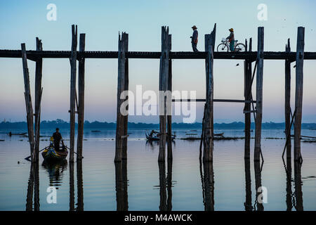 u Bein Bridge il ponte di legno di teak più lungo del mondo si trova in Myanmar Foto Stock