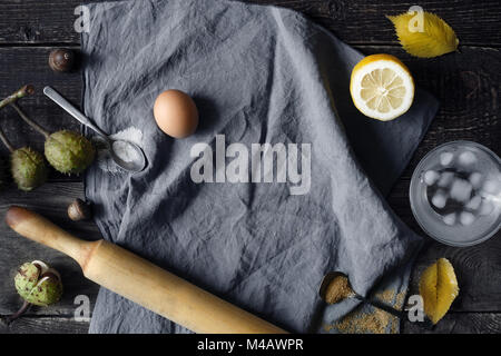 Set di cottura sul tavolo di legno vista superiore Foto Stock