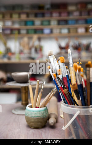 Primo piano dettaglio dell'attrezzo in ceramica sul tavolo Foto Stock