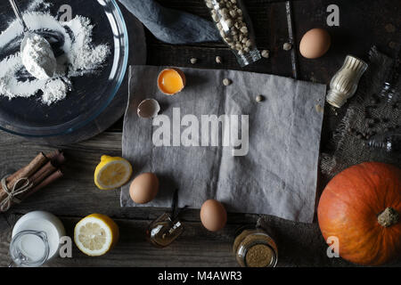 Ingredienti per la torta di zucca sul tavolo di legno Foto Stock