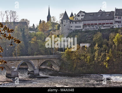 Ponte ferroviario vicino a Sciaffusa sulle Cascate del Reno, Svizzera Foto Stock