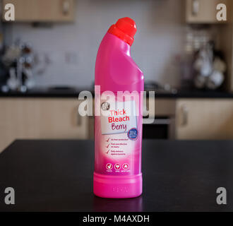 Largs, Scotland, Regno Unito - 14 Febbraio 2018: una bottiglia di candeggina spessa della Morrison la marca in un contenitore rosa e nazionali per uso domestico. Foto Stock