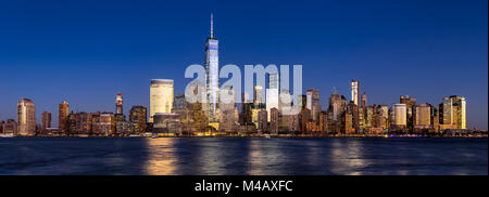 New York City Financial District skyline (Lower Manhattan) al crepuscolo attraverso il Fiume Hudson Foto Stock