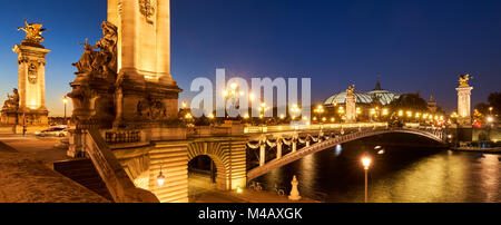 Vista panoramica del Pont ponte Alexandre III illuminata di notte con il Fiume Senna. Ottavo Arrondissement, Parigi, Francia Foto Stock