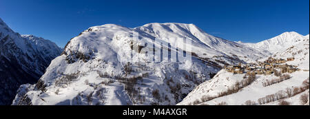 Inverno vista panoramica sul villaggio di Le Chazelet nel Parco Nazionale degli Ecrins. La Grave, romancio Valley, Hautes-Alpes, alpi, Francia Foto Stock