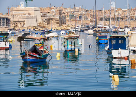 Tradizionale colorate barche da pesca (Luzzu) nel porto di Marsaxlokk, Malta Foto Stock
