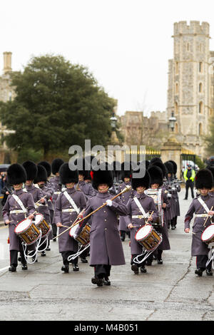 Army marching band di guardie Coldstream (con il musicista soldati - fusti / batteristi / pipers ) durante il cambio della guardia, il Castello di Windsor, Regno Unito. Foto Stock