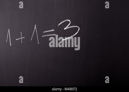 Errore di matematica, per iscritto sulla lavagna a scuola Foto Stock