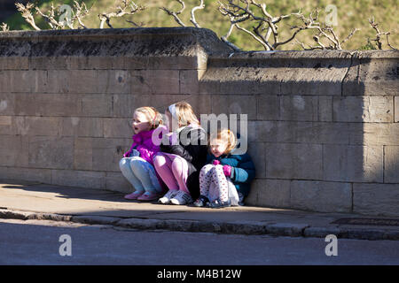 Tre giovani ragazze di età compresa tra i 3, 5, 7 yrs aspettare al freddo mentre il loro padre prende le fotografie per un'immagine stock libreria come Alamy. Il Castello di Windsor, Regno Unito Foto Stock