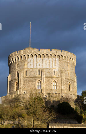 La torre circolare del Castello di Windsor, & Unione battenti bandiera che significa regina non c'è. Windsor, Berkshire. Regno Unito. Giornata soleggiata con sole e cielo grigio / skies. Foto Stock