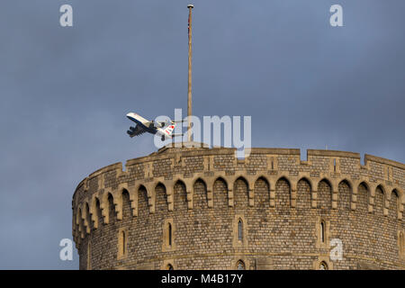 Un BA380 / aeroplano / aereo / volo dall aeroporto di Heathrow che passa al di sopra della torre rotonda del Castello di Windsor durante la salita dopo il decollo. Foto Stock