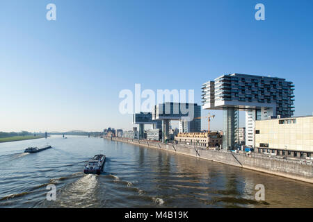 Progetto di sviluppo urbano nel vecchio porto industriale "Rheinauhafen' presso il fiume Reno a Colonia, Germania Foto Stock