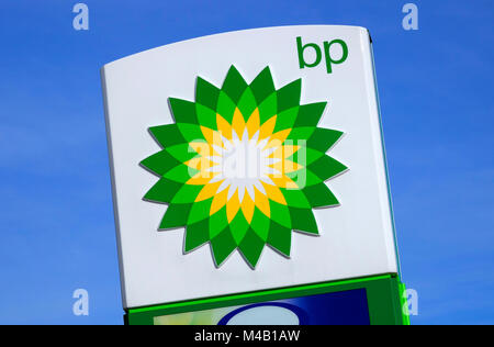 Bp segno sulla stazione di servizio e il piazzale antistante, Norfolk, Inghilterra Foto Stock