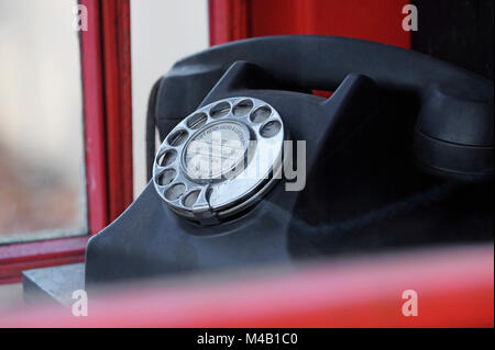 Vintage telefono a pagamento in old red britannico casella telefono Foto Stock