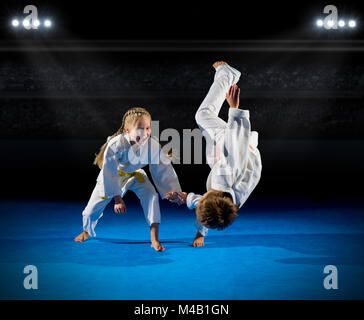 Bambini arti marziali fighters in sports hall Foto Stock