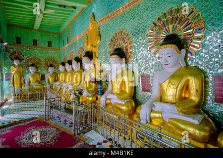 Dettaglio del 30 Golden Statue di Buddha seduto in una fila all'interno del Umin buddista Thounzeh terrazza sulla sommità della collina Sagaing Foto Stock