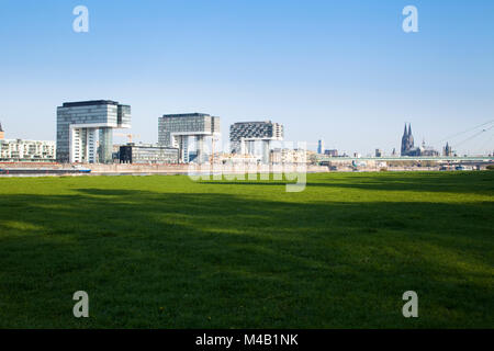 Progetto di sviluppo urbano nel vecchio porto industriale "Rheinauhafen' presso il fiume Reno a Colonia, Germania Foto Stock