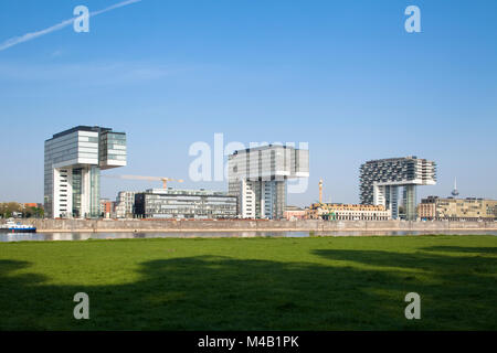 Progetto di sviluppo urbano nel vecchio porto industriale "Rheinauhafen' presso il fiume Reno a Colonia, Germania Foto Stock