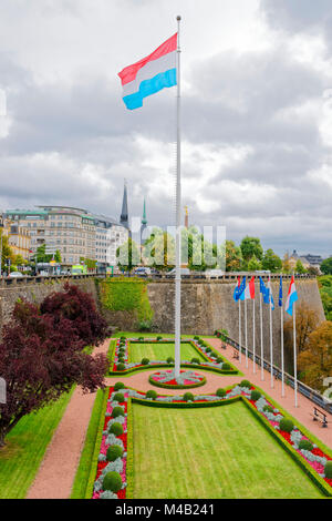 Lussemburgo bandiera nazionale nel parco alla Place de la Constitution,città di Lussemburgo, Lussemburgo, Foto Stock