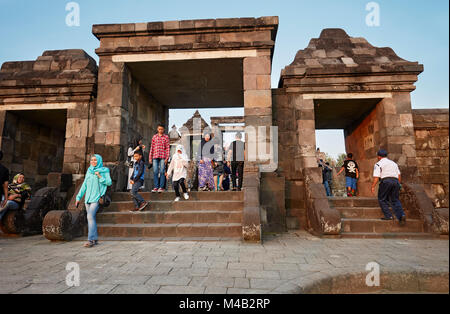 I visitatori al cancello principale del Ratu Boko Palace composto. La regione speciale di Yogyakarta, Java, Indonesia. Foto Stock