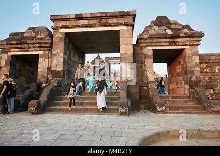 I visitatori al cancello principale del Ratu Boko Palace composto. La regione speciale di Yogyakarta, Java, Indonesia. Foto Stock