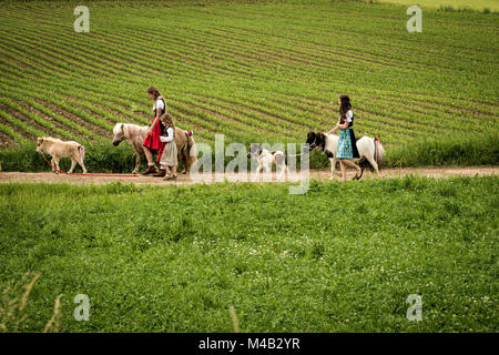 Vicolo del paese,donne,pony,pellegrinaggio,Holzhausen, Foto Stock