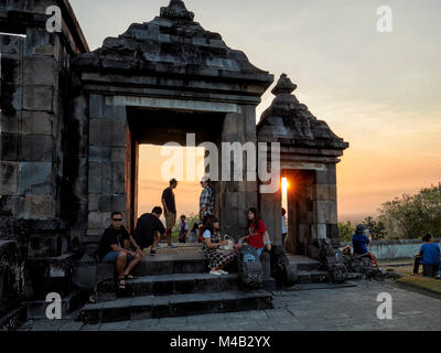 Il cancello principale di Ratu Boko Palace composto al tramonto. La regione speciale di Yogyakarta, Java, Indonesia. Foto Stock