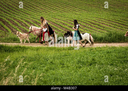 Vicolo del paese,donne,pony,pellegrinaggio,Holzhausen, Foto Stock